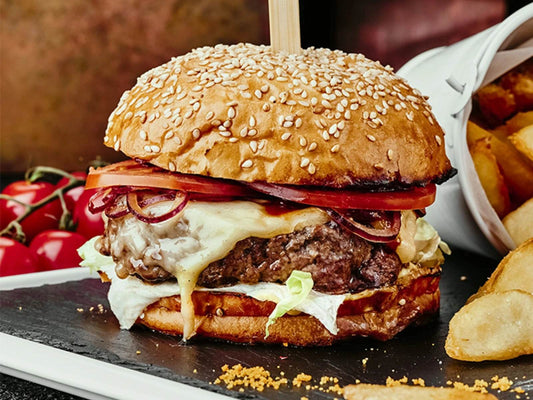 BBQ-Chickenburger Grilled (hausgemacht, leicht scharf)-mit 2x60g frisch mariniertes Hähnchenfleisch gegrillt ... - Pizzeria Regano 